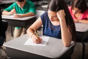 group-high-school-students-taking-test-classroom Középiskolai diákok tesztet írnak